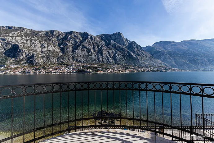 Eine luxuriöse dreistöckige Villa in erster Meereslinie in Kotor